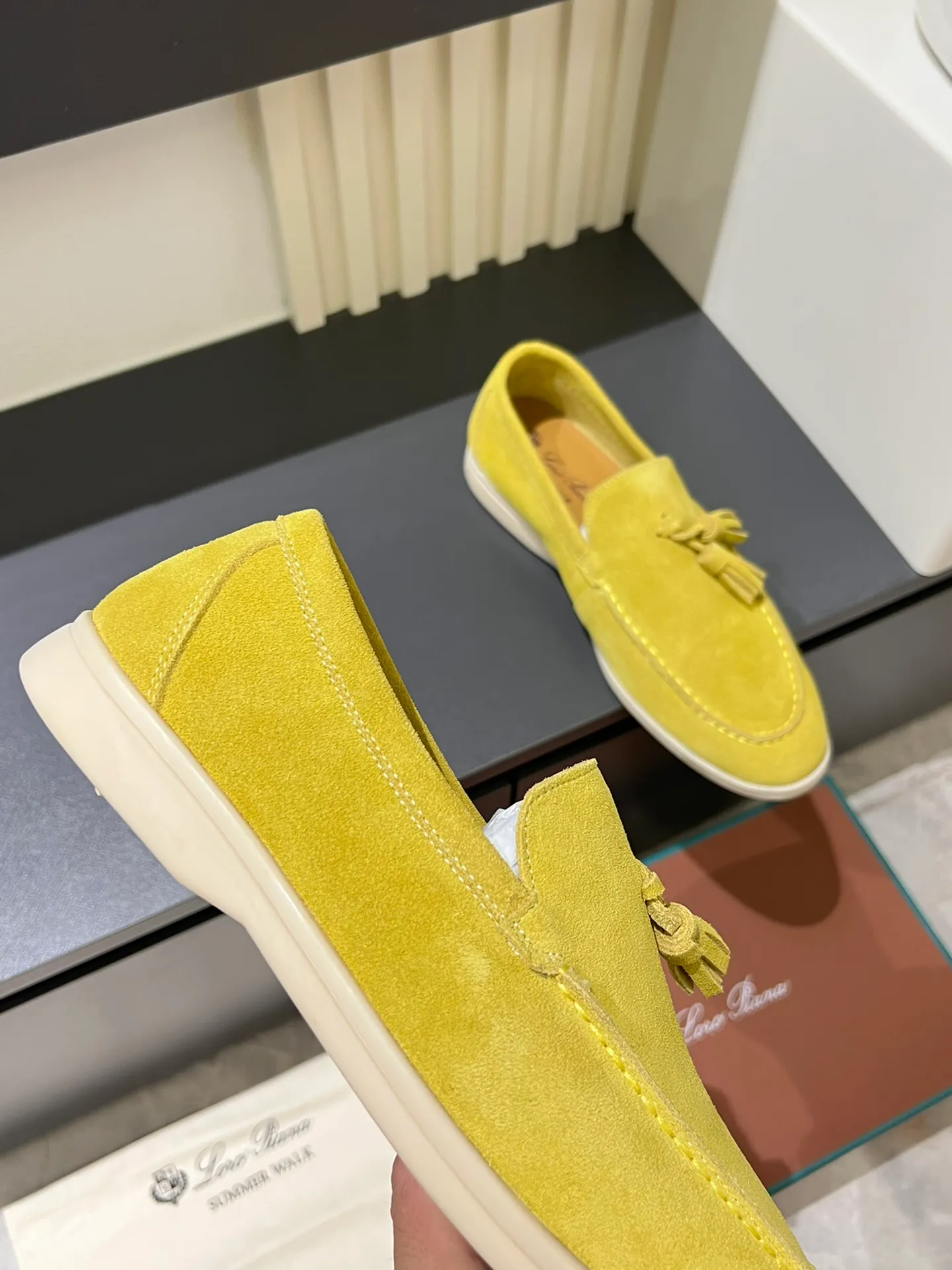 Men's shoes 💰p360 "Loro men's shoes 💰pian'*" Classic L men's shoes for couples 💰p Top version British flat loafers, a must-have item in old money style, the minimalist design is eye-catching and durable, a plus point for dressing The soft foot feel and texture are outstanding. They don’t scratch your feet and are very nice. They are matched with soft and waxy soles. They can be worn daily for a long time without getting tired. They are easy to wear, versatile and classic items, with perfect foot feel and texture! Imported cashmere fabric, the lining is made of imported A-grade water-dyed cow lining, the top version of the genuine leather midsole is sewn with pure handmade mark thread! Size: Female 35-40 (34. Customized) Male 38-44 (45.46. Customized)